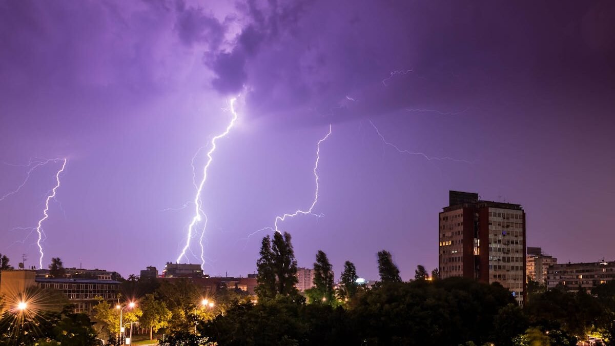Błyskawice nad miastem