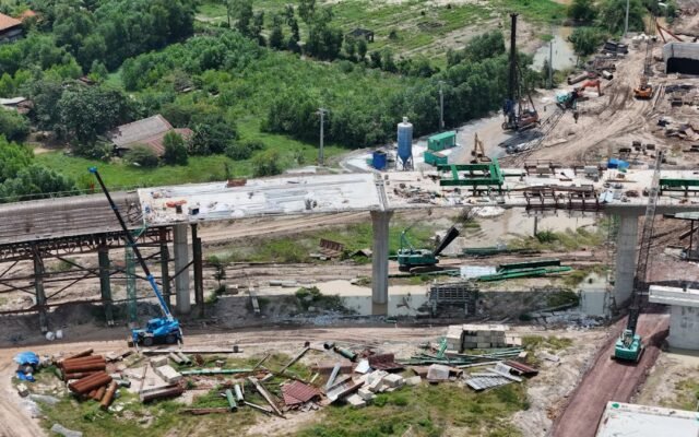 Widok z lotu ptaka na plac budowy mostu