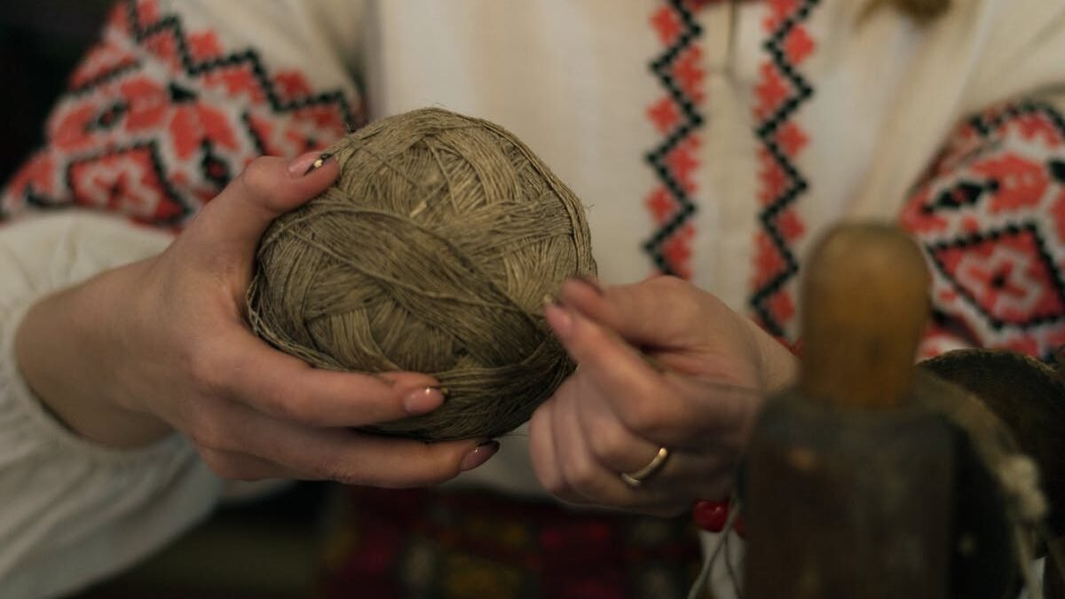 Osoba trzymająca brązową włóczkę