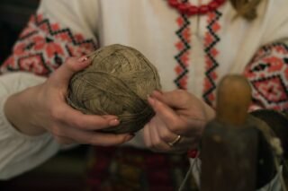 Osoba trzymająca brązową włóczkę