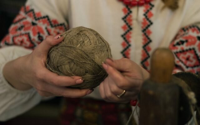 Osoba trzymająca brązową włóczkę