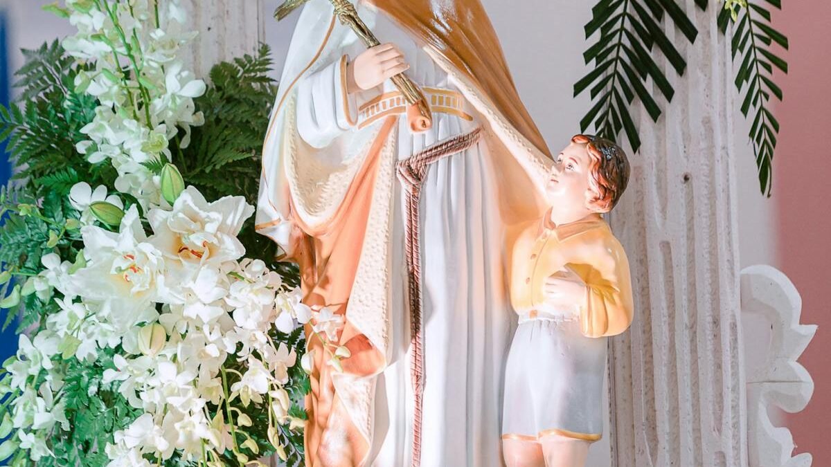 Dekoracyjna figura religijna z kwiatami