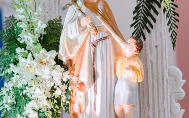 Dekoracyjna figura religijna z kwiatami