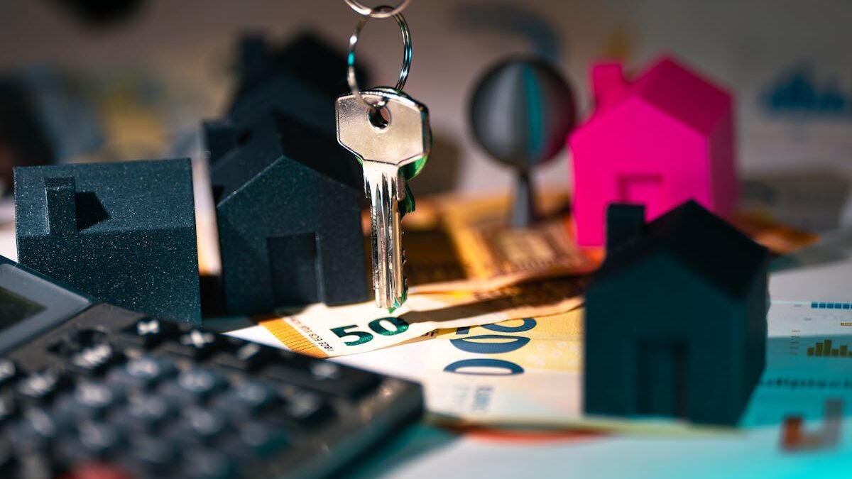 Finanse nieruchomości z kluczami i modelami domów