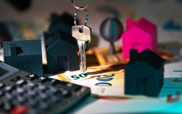 Finanse nieruchomości z kluczami i modelami domów