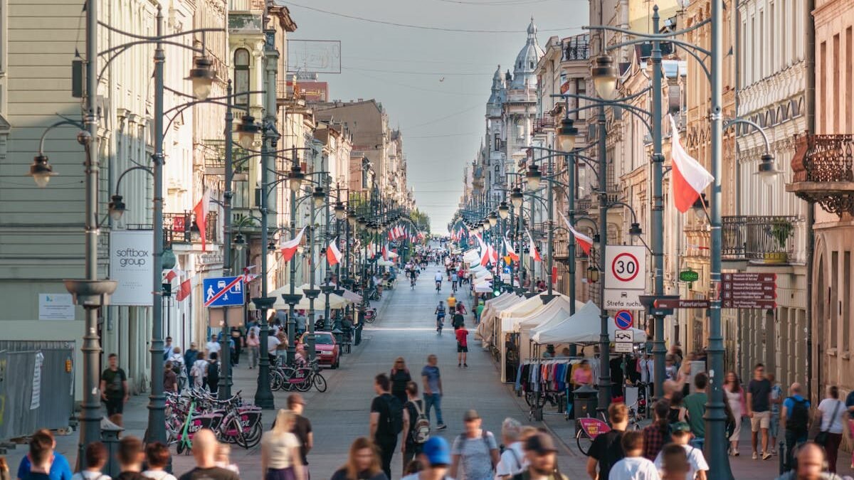 Tętniąca życiem ulica Piotrkowska w Łodzi
