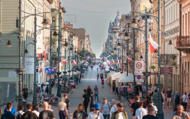 Tętniąca życiem ulica Piotrkowska w Łodzi
