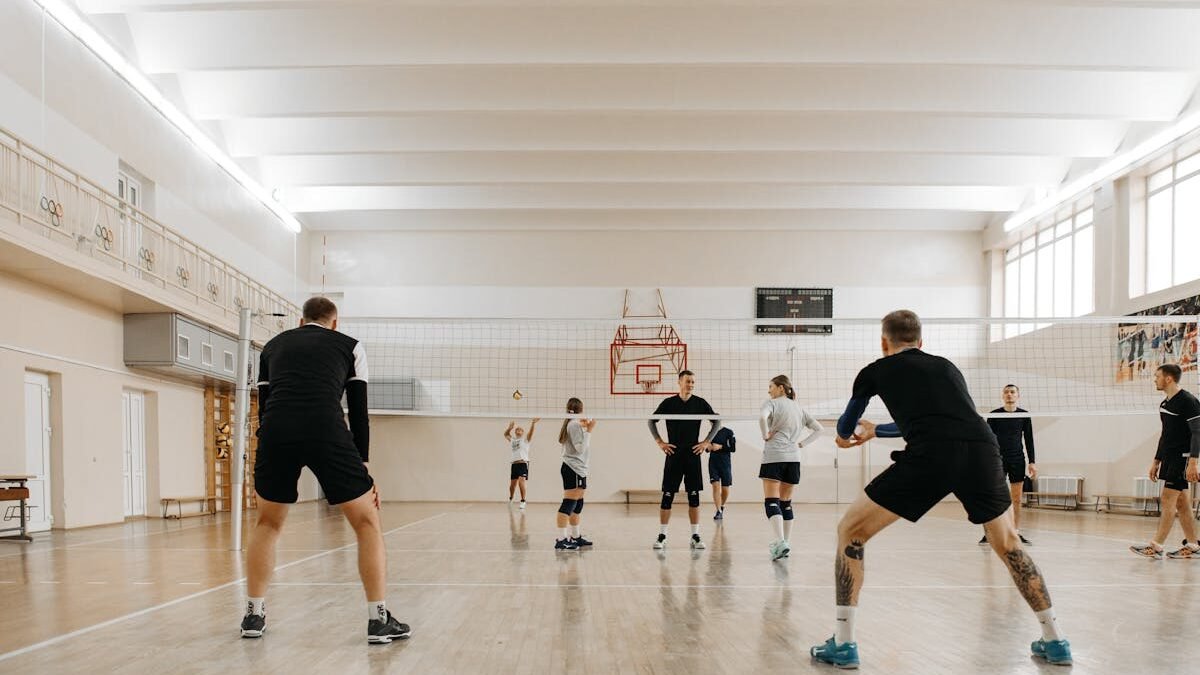 Grupa ludzi grających w siatkówkę