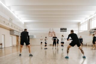Grupa ludzi grających w siatkówkę