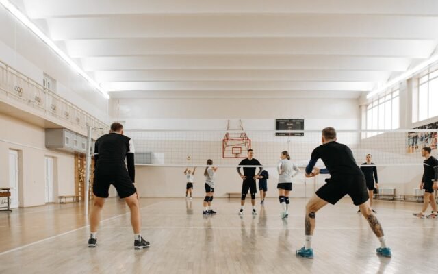 Grupa ludzi grających w siatkówkę