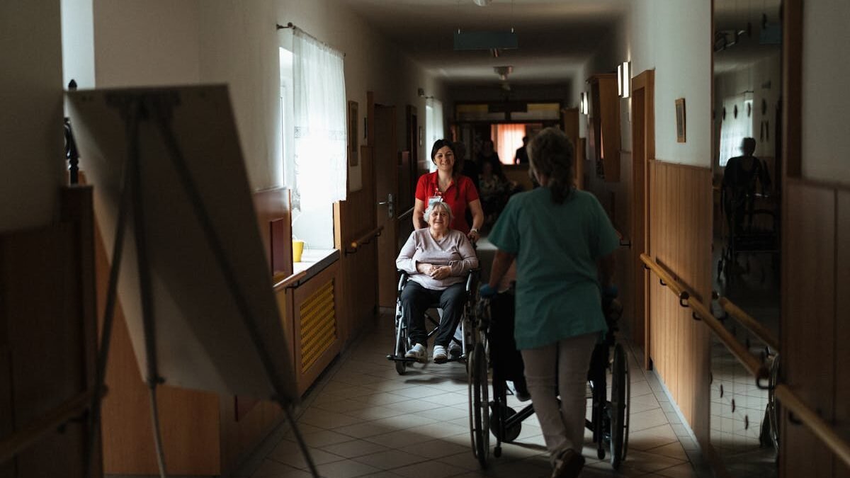 Opiekunowie pchający wózki inwalidzkie z seniorami