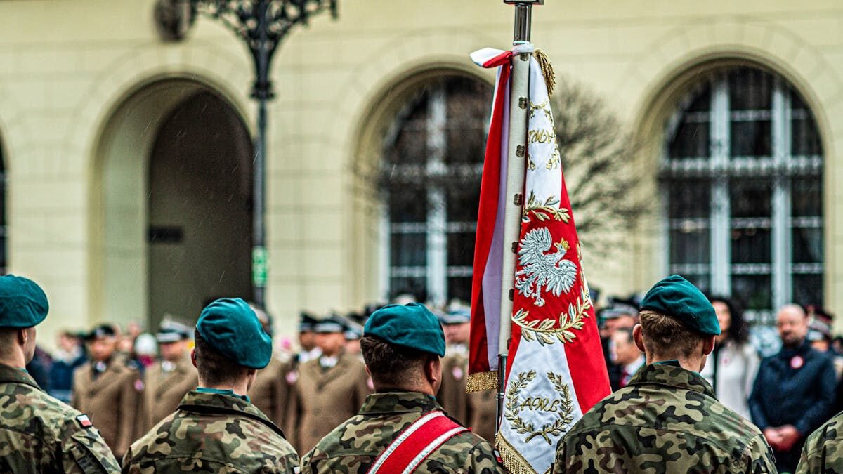 Parada wojskowa z żołnierzami i flagą