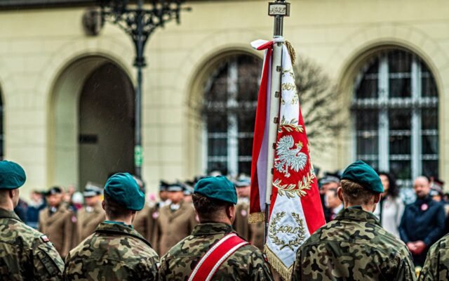 Parada wojskowa z żołnierzami i flagą