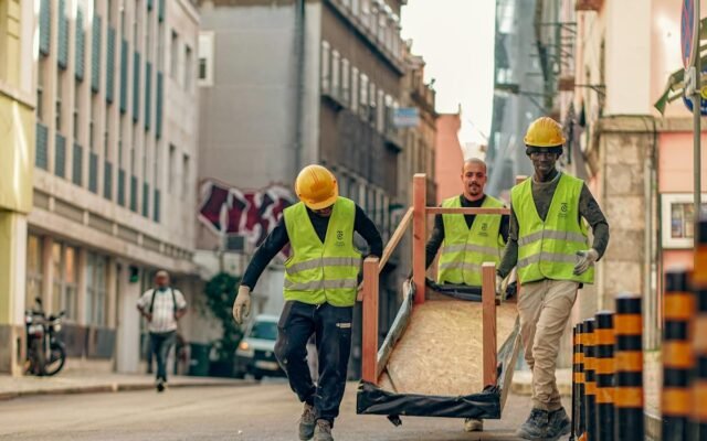 Robotnicy budowlani niosący stół