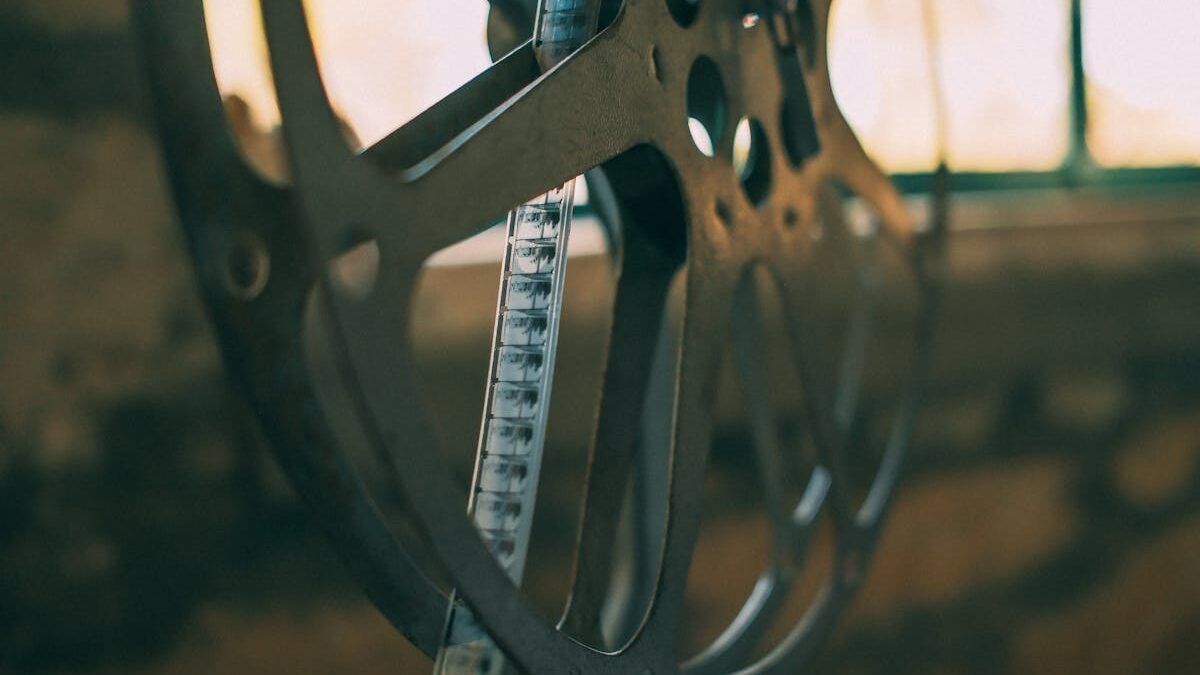 Zbliżenie na starą rolkę filmową w miękkim świetle