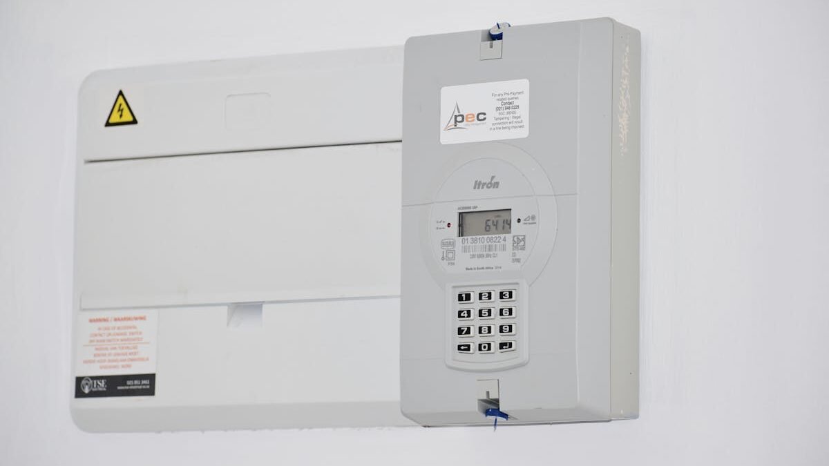 Skrzynka elektryczna na białej ścianie