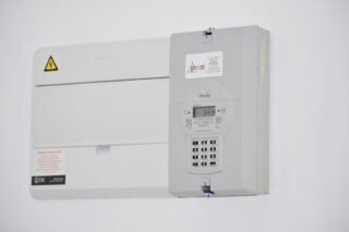 Skrzynka elektryczna na białej ścianie