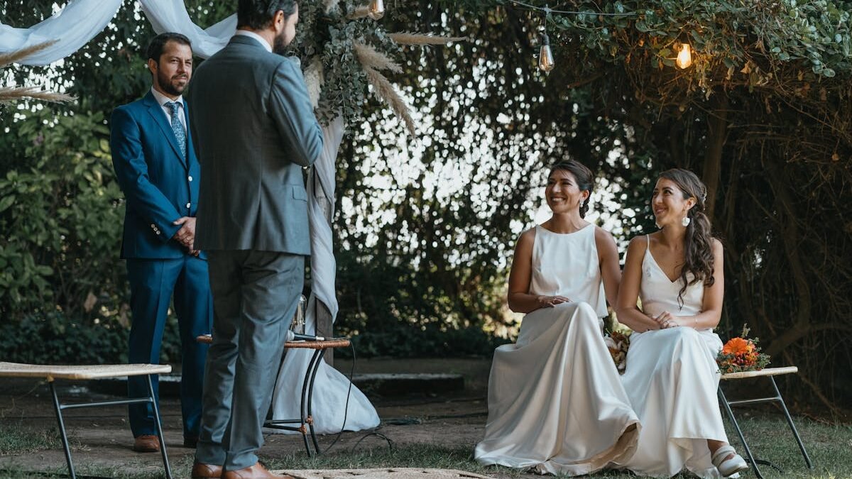 Ceremonia ślubna w plenerze ze szczęśliwymi pannami młodymi