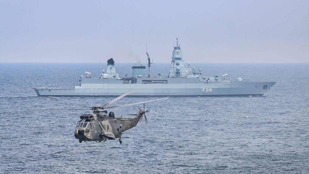 Śmigłowiec Westland WS-61 Sea King lecący z pokładu niemieckiej fregaty Sachsen