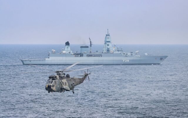 Śmigłowiec Westland WS-61 Sea King lecący z pokładu niemieckiej fregaty Sachsen