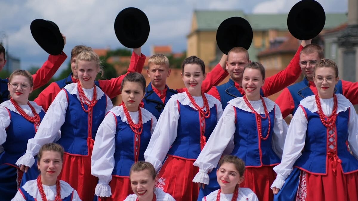 Grupa w tradycyjnych polskich strojach ludowych na zewnątrz