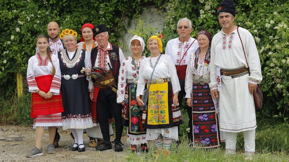 Ludzie w tradycyjnych słowiańskich strojach