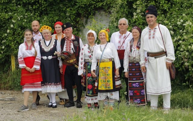 Ludzie w tradycyjnych słowiańskich strojach
