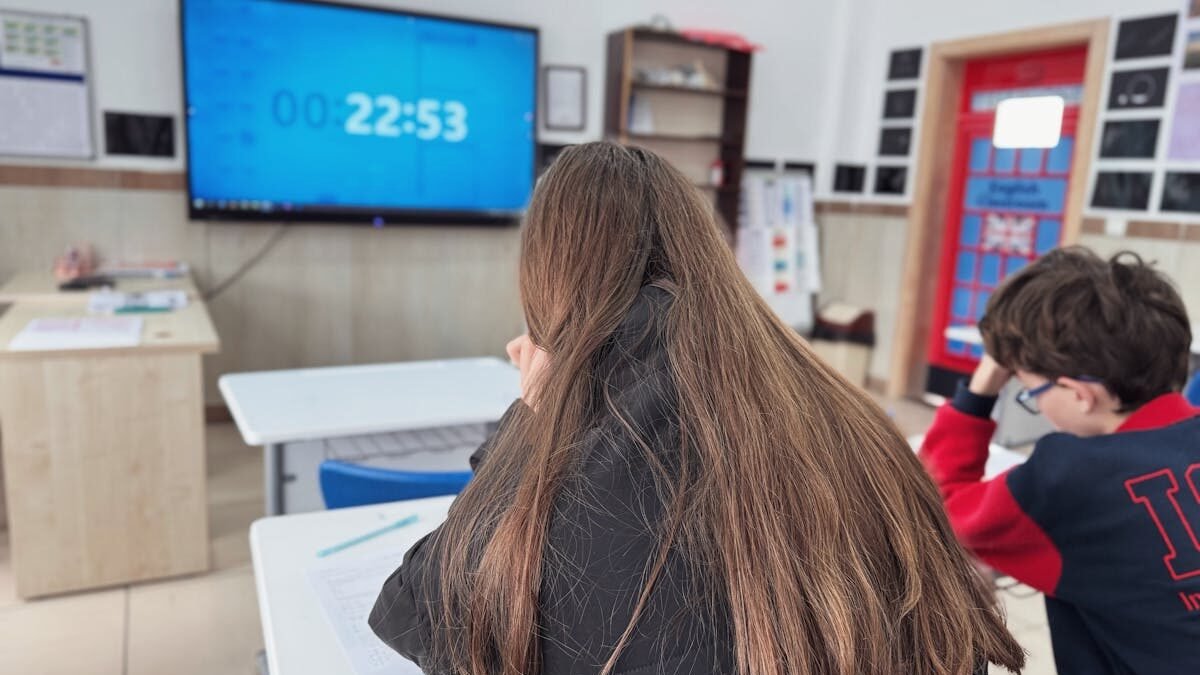 Uczniowie w klasie skupieni na cyfrowym stoperze