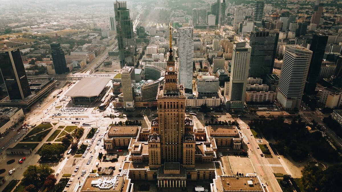 Kampania samorządowa na horyzoncie: Pierwsze przymiarki do list wyborczych w największych polskich miastach