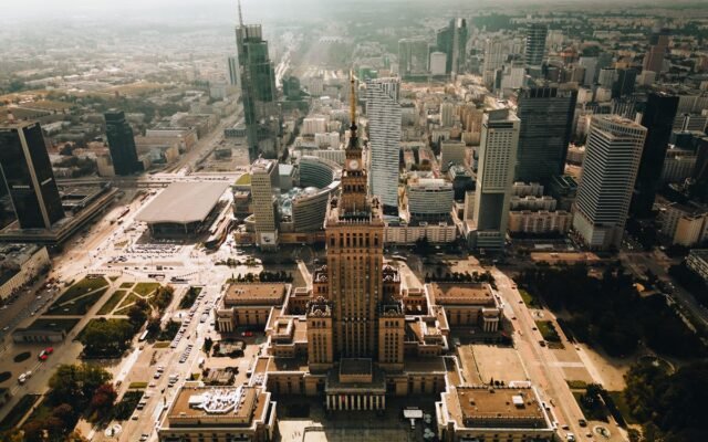 Widok z lotu ptaka na Pałac Kultury i Nauki w Warszawie