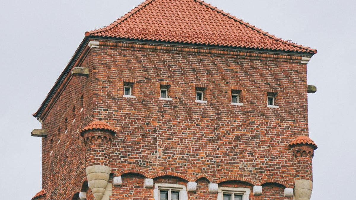 Czerwona ceglana wieża Zamku Królewskiego na Wawelu w Krakowie