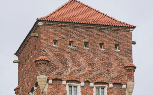 Czerwona ceglana wieża Zamku Królewskiego na Wawelu w Krakowie
