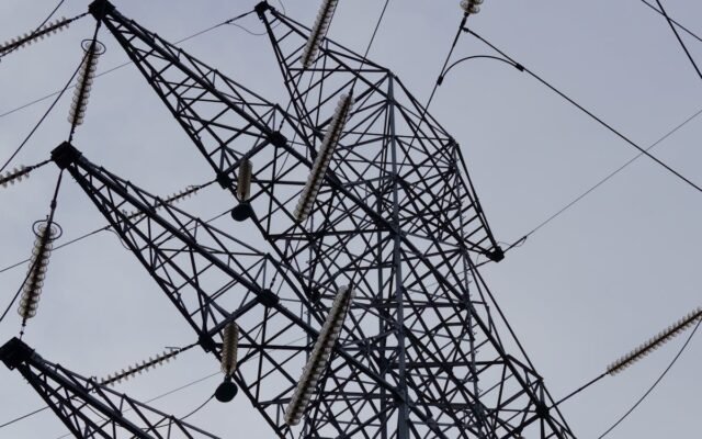 Ujęcie z niskiego kąta wieży transmisyjnej