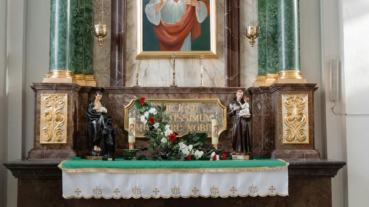 Religijne artefakty wewnątrz kościoła