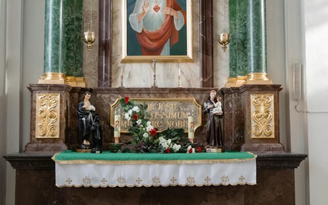 Religijne artefakty wewnątrz kościoła