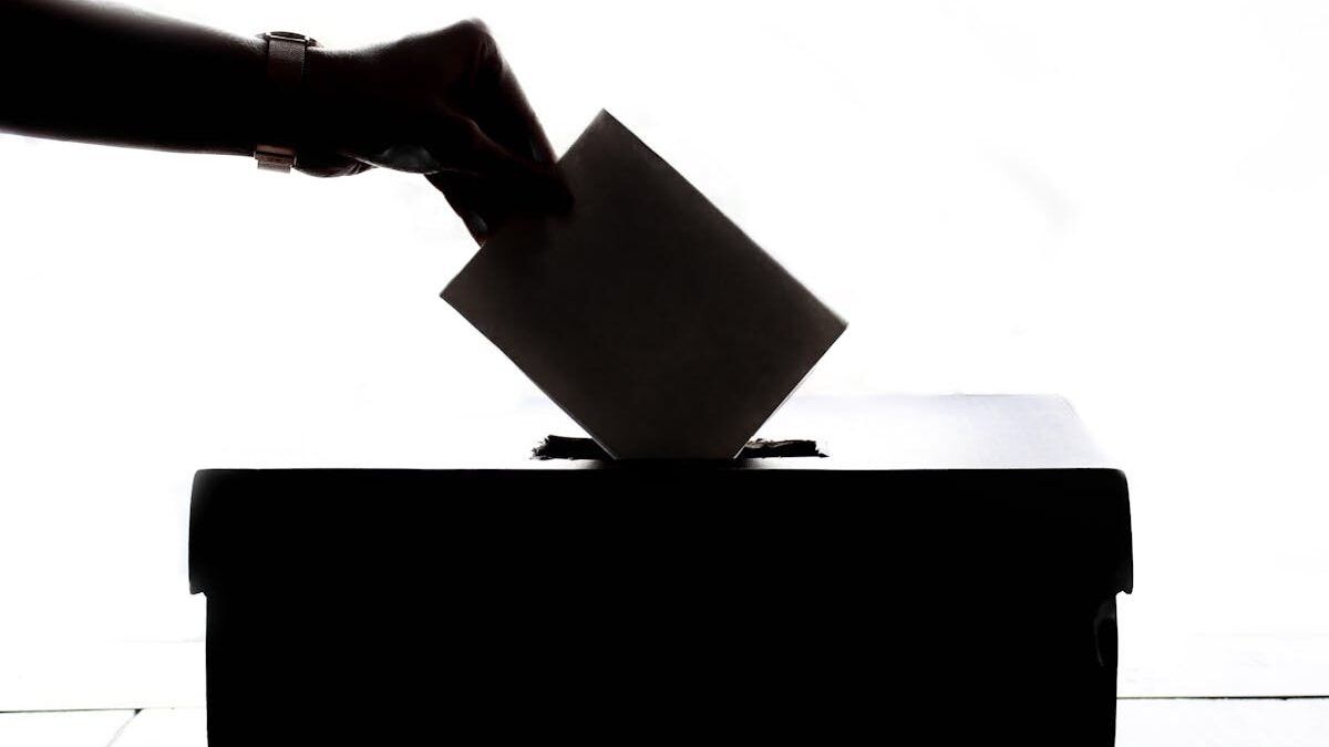 Osoba wrzucająca papier do pudełka