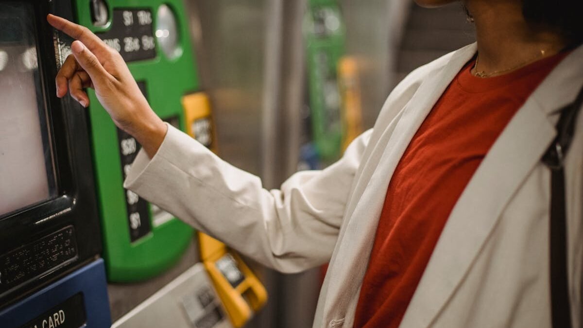 Zbliżenie na osobę korzystającą z bankomatu