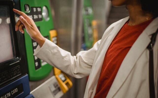 Zbliżenie na osobę korzystającą z bankomatu