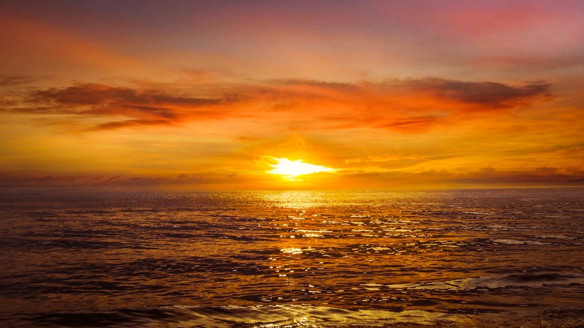 Widok na ocean podczas zachodu słońca