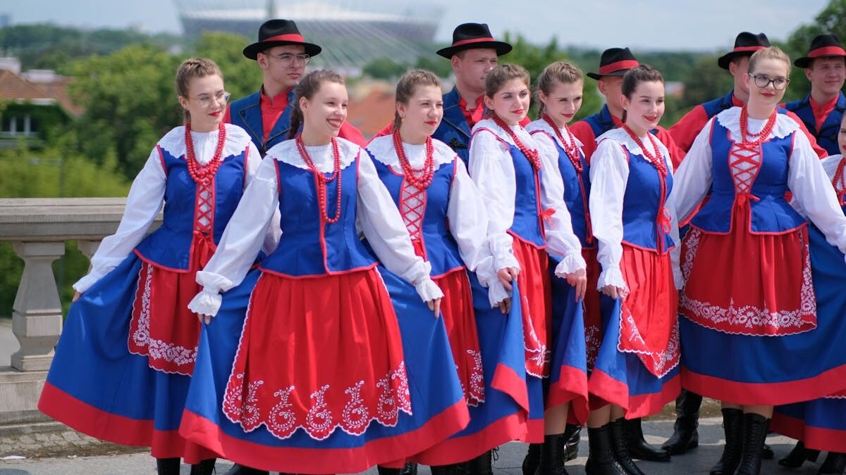 Zespół tradycyjnego polskiego tańca ludowego na zewnątrz