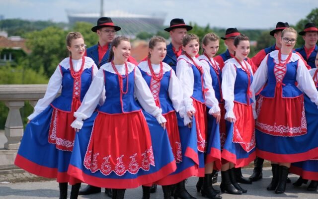 Zespół tradycyjnego polskiego tańca ludowego na zewnątrz