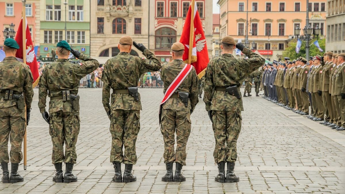 Święto Wojska Polskiego 2024 – żołnierze na rynku we Wrocławiu