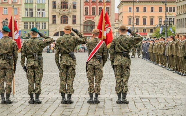 Święto Wojska Polskiego 2024 – żołnierze na rynku we Wrocławiu